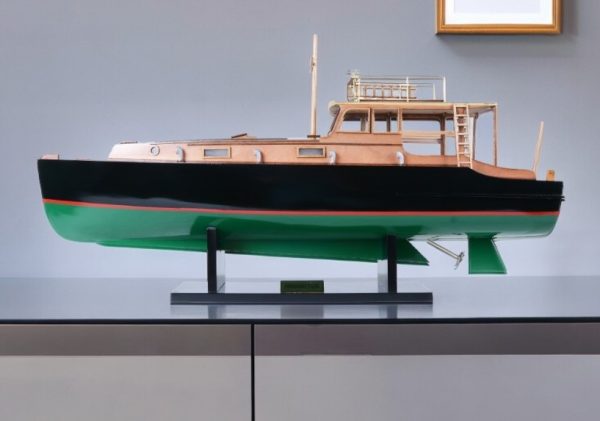 15" Black and Green Solid Wood Hand Painted 1934 Hemingway Pilar Fishing Boat Model Boat - Image 2